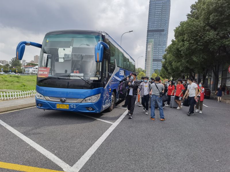 商務車公司助力各大院校開學